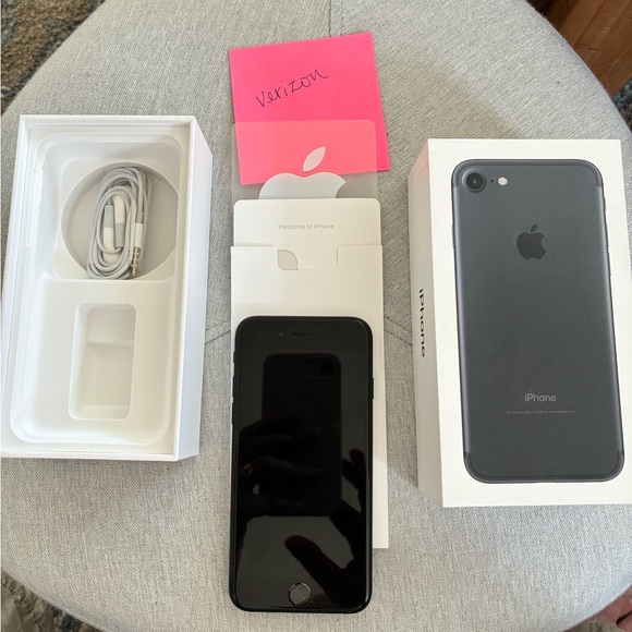 Apple iPhone 7 Black 32gb Verizon - Picture 1 of 10